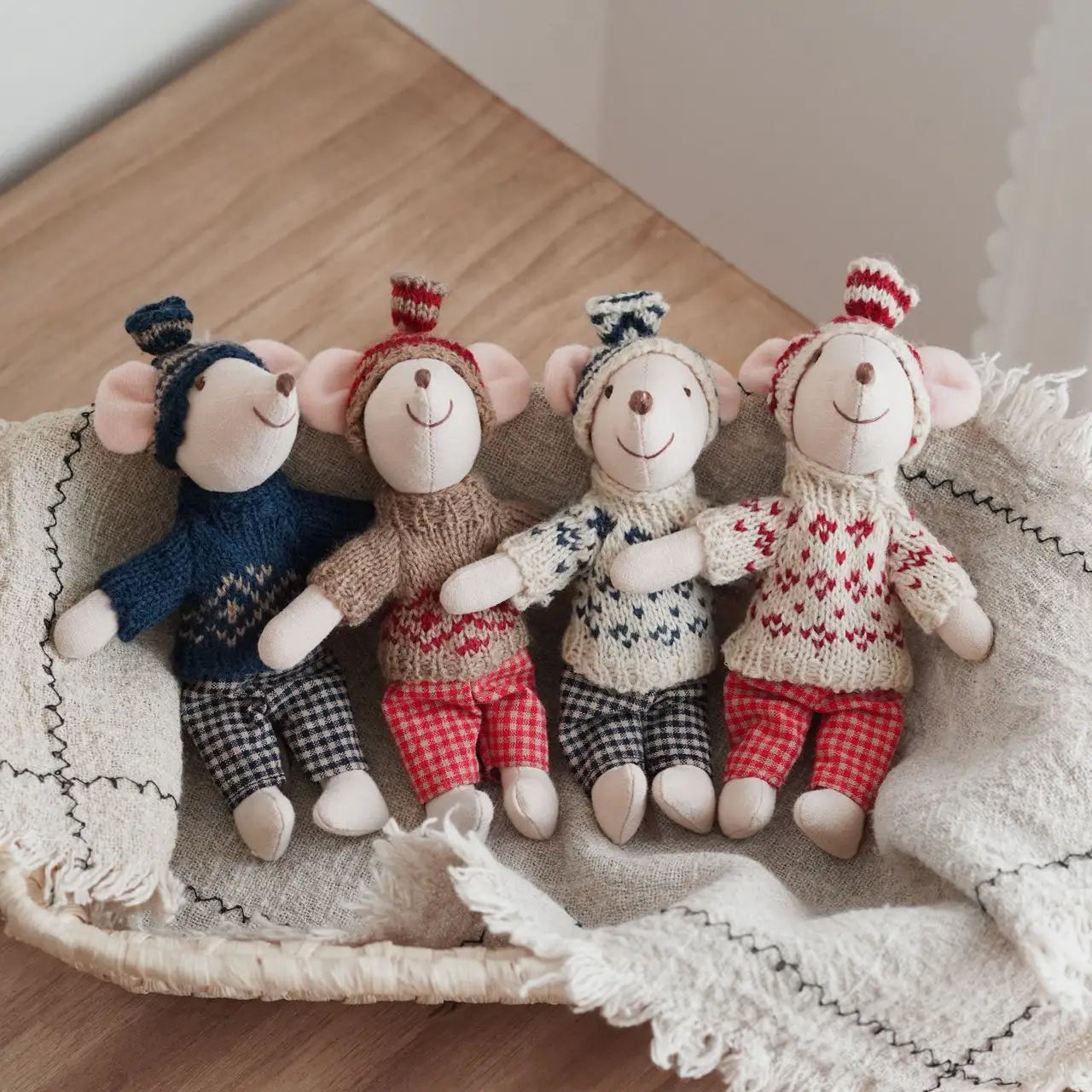 1PCS Plush Mouse Doll Toy Soft Stuffed Animal Friend for Kids - Holiday Birthday Gift Room Decor Pretend Play